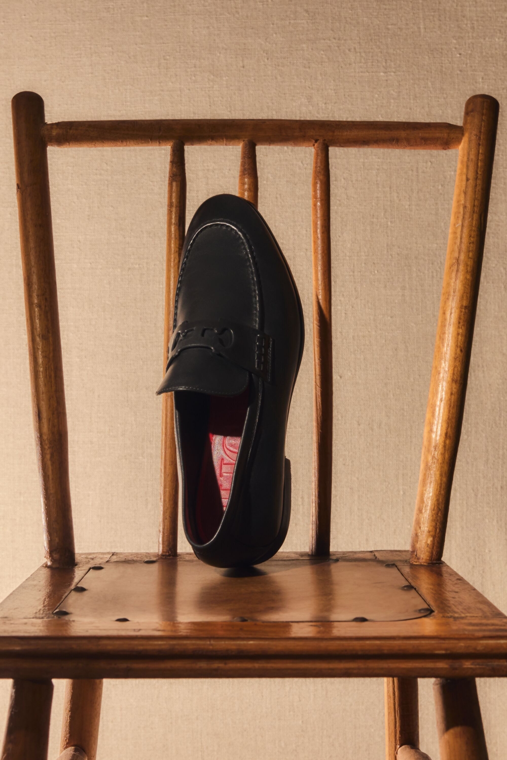 DOMA INSIGNIA CUT OUT LEATHER LOAFERS