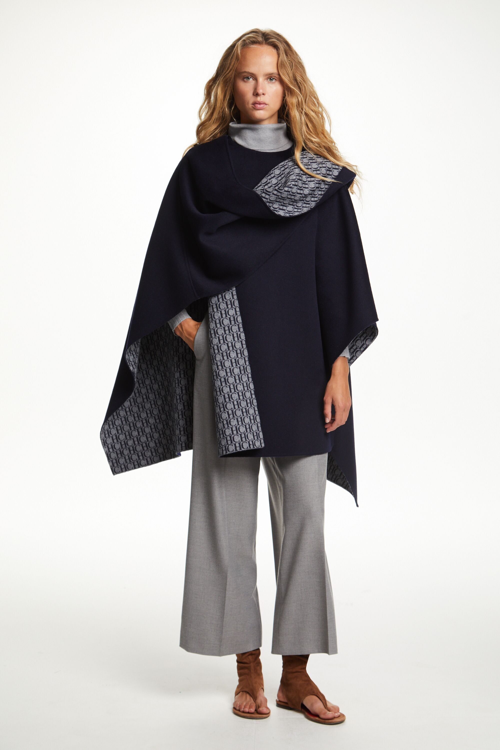 Double-faced wool oversize cape