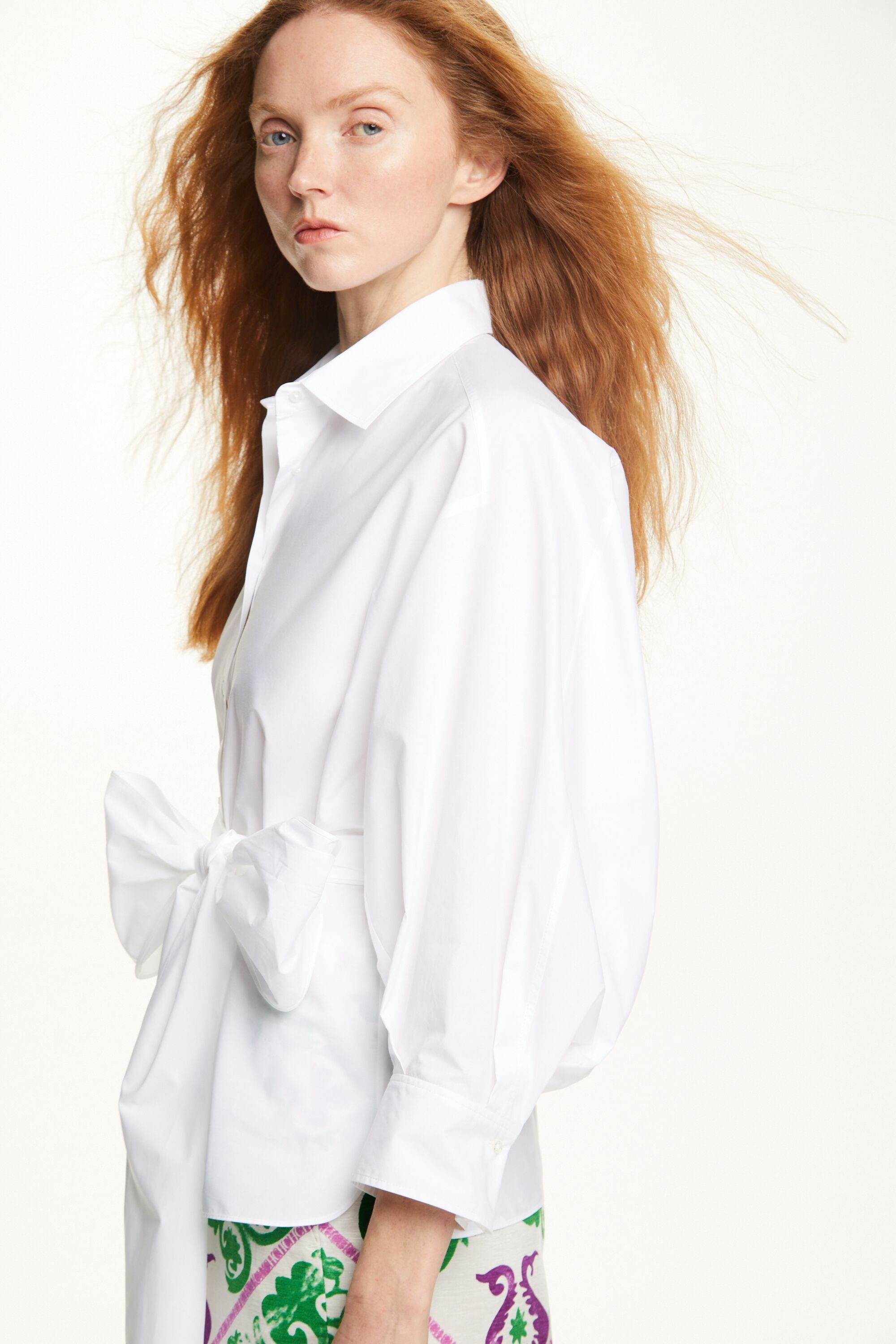CAROLINA HERRERA,blusa blanca de seda, abotonada y manga larga