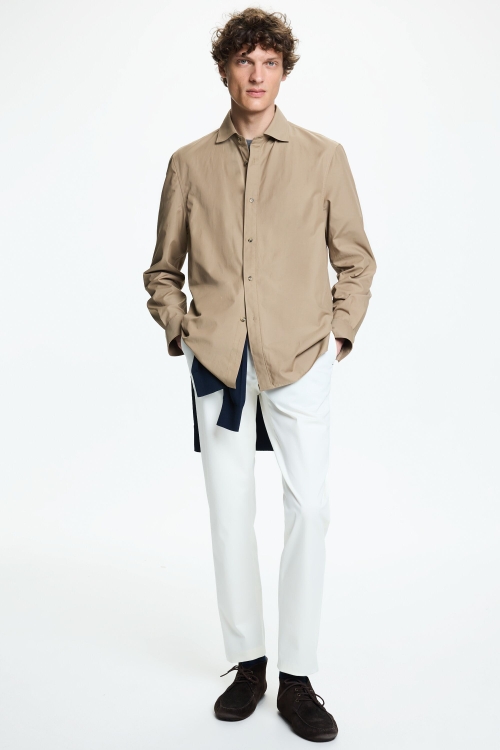 PANTALÓN CHINO REGULAR FIT DE MICROSARGA DE ALGODÓN