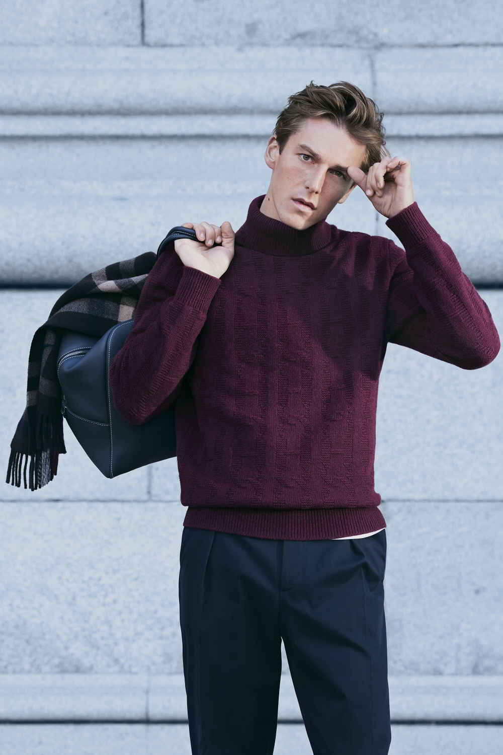 JERSEY DE LANA Y CASHMERE INITIALS INSIGNIA CUELLO VUELTO