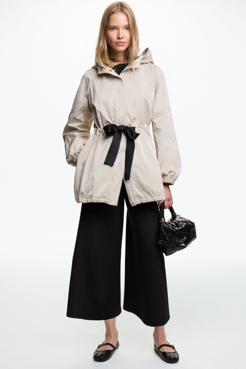 PARKA COCOON TÉCNICA CON CAPUCHA Y CINTA