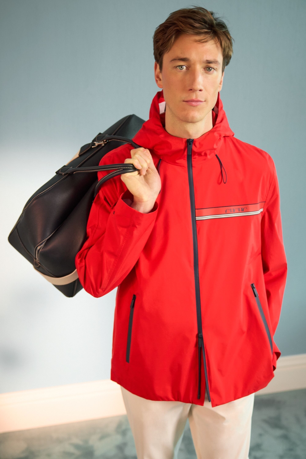 CAZADORA TÉCNICA IMPERMEABLE CON CAPUCHA