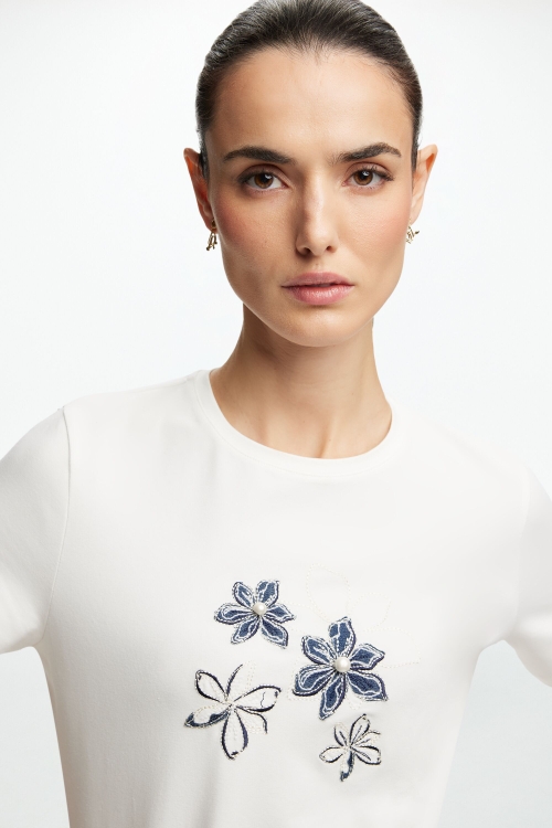 CAMISETA CON FLORES DENIM Y PERLAS