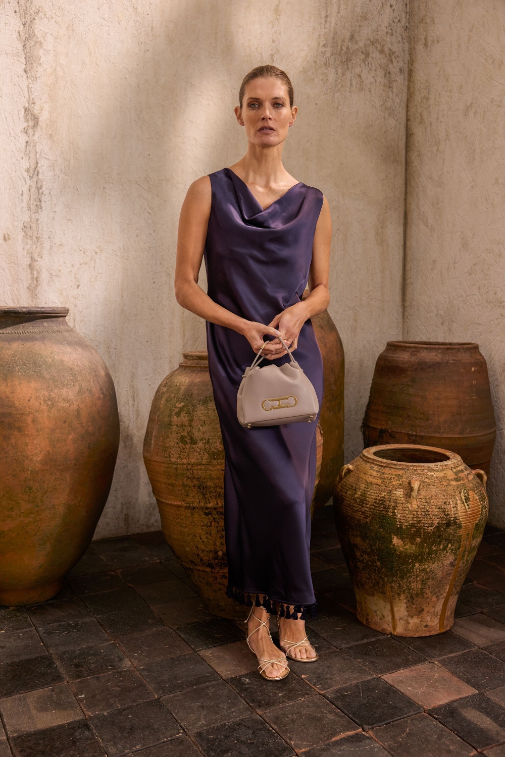 VESTIDO MIDI ENTALLADO DE SATÉN CON BORLAS