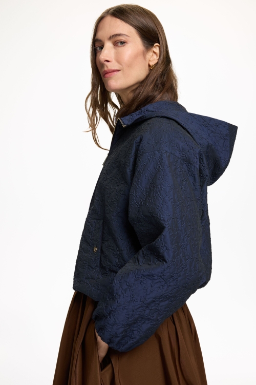 CHAQUETA BOMBER DE CLOQUÉ CON CAPUCHA
