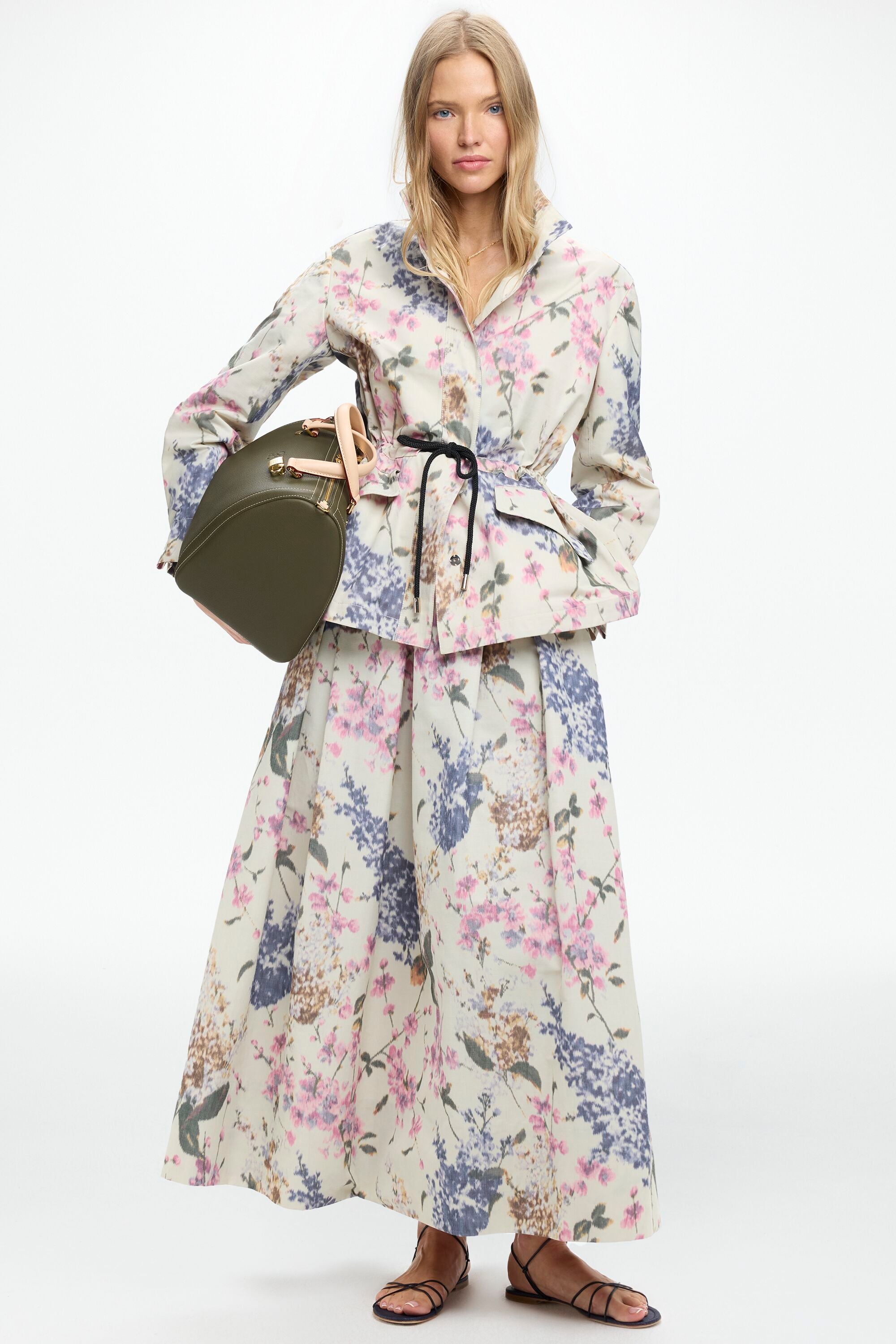 美品 CAROLINA HERRERA キャロライナ ヘレラ シルクブルゾン ジャケット サイズM ブルー ホワイト レディース 古着 中古 USED 美品 CAROLINA HERRERA キャロライナ ヘレラ シルクブルゾン
