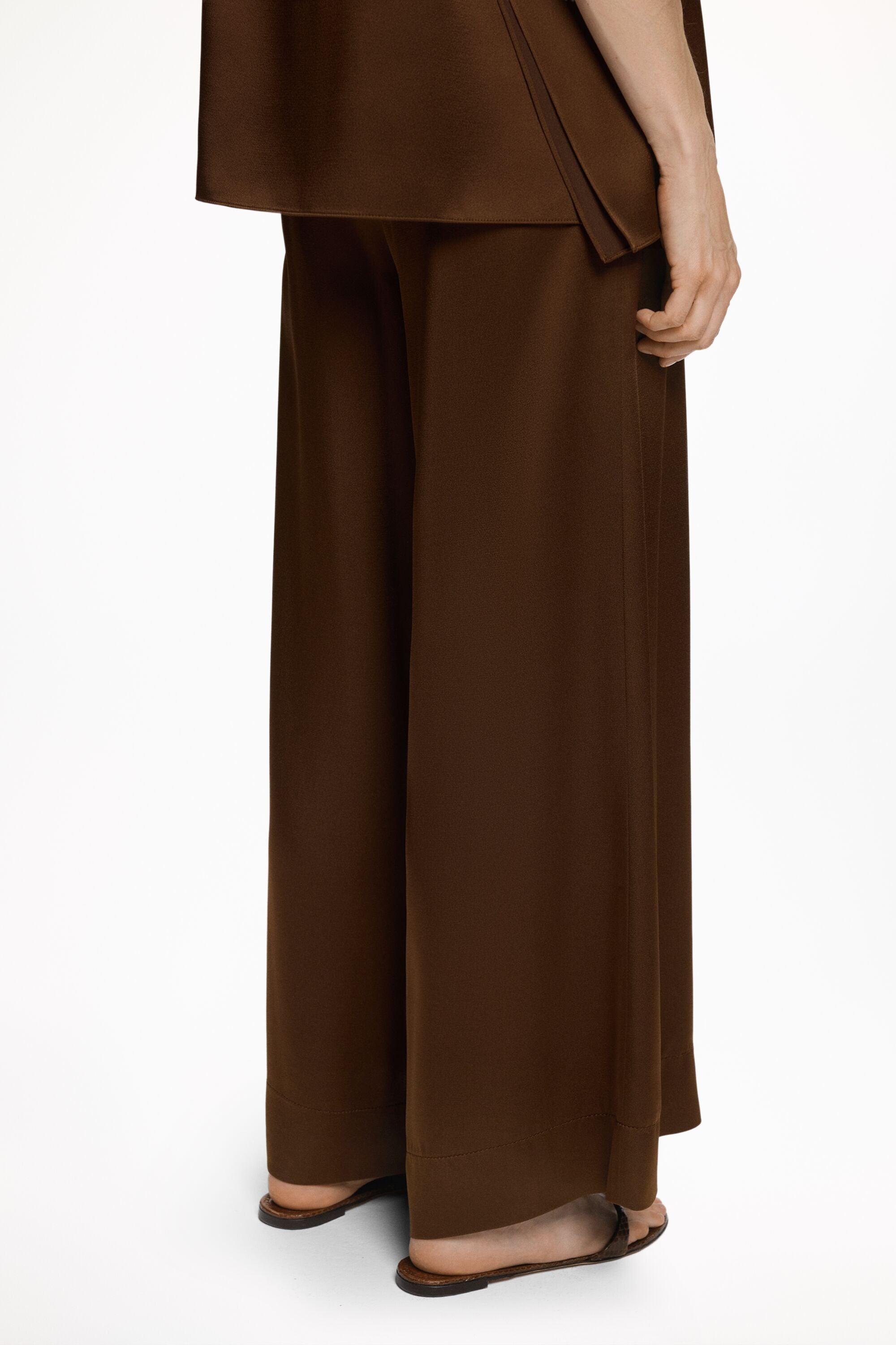 【関税&送料込み】ChloAC Dark Beige Wool Pants Satin Crepe A-Line Pants dark camel - CH Carolina Herrera