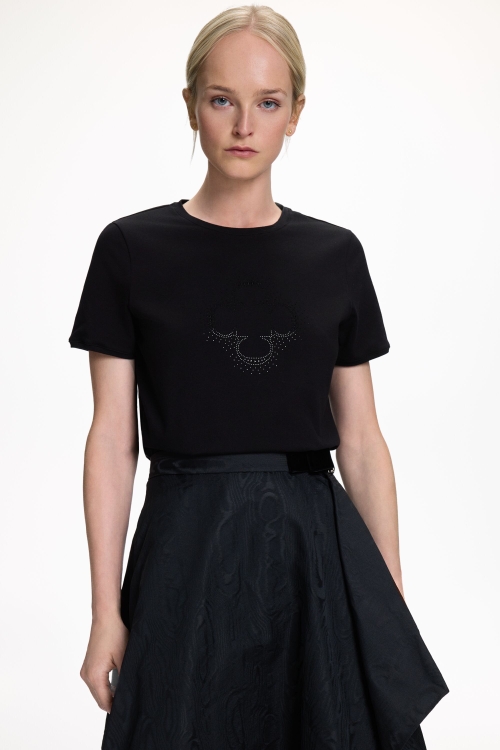 CAMISETA CON ROSETTA INSIGNIA Y CRISTALES