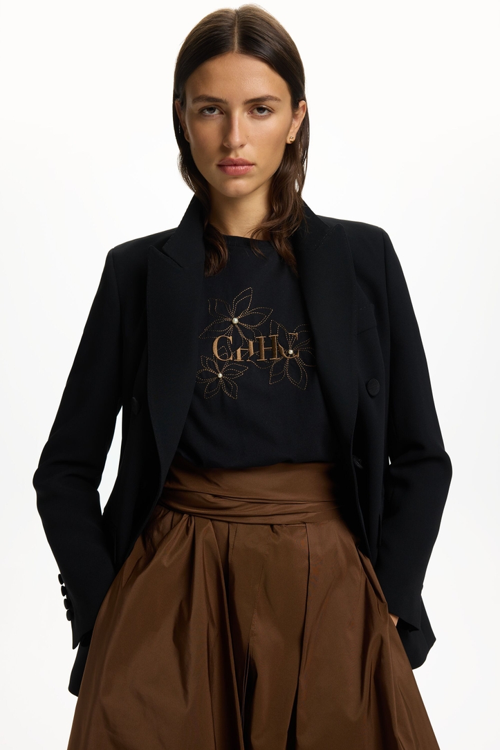 Camiseta CH con Bordado y Perlas