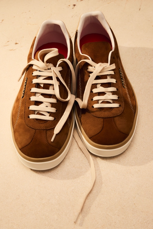 SNEAKER DE PIEL CON METÁLICA CH