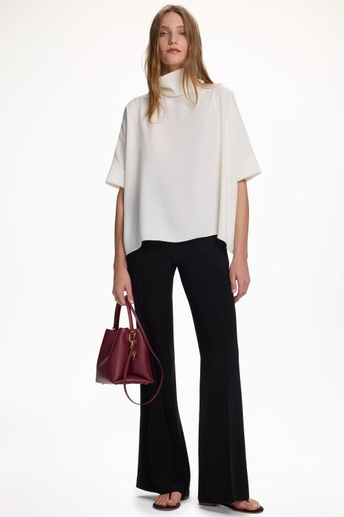 TOP CUADRADO DE CREPÉ CON PERLAS