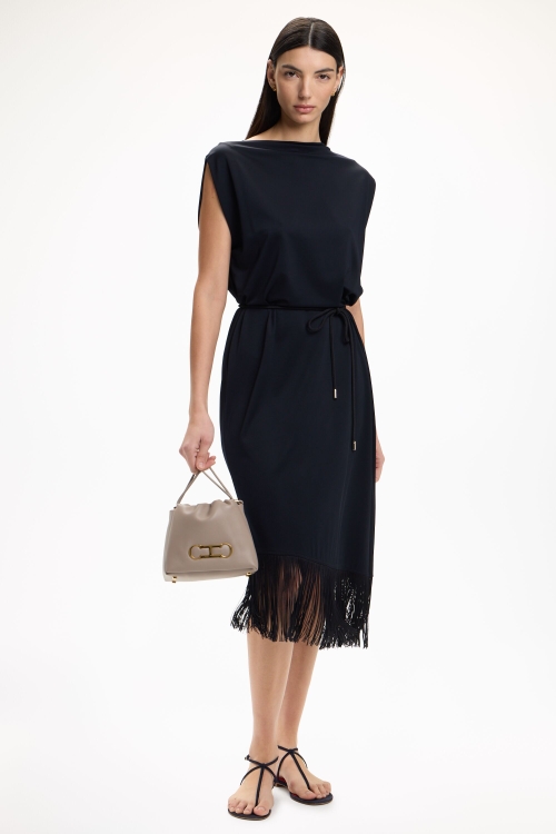 VESTIDO ENTALLADO DE CREPÉ CON FLECOS