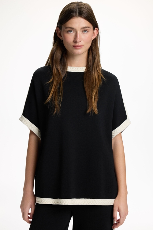 KNIT SQUARE TOP WITH EIGHT-SHAPED PATTERN