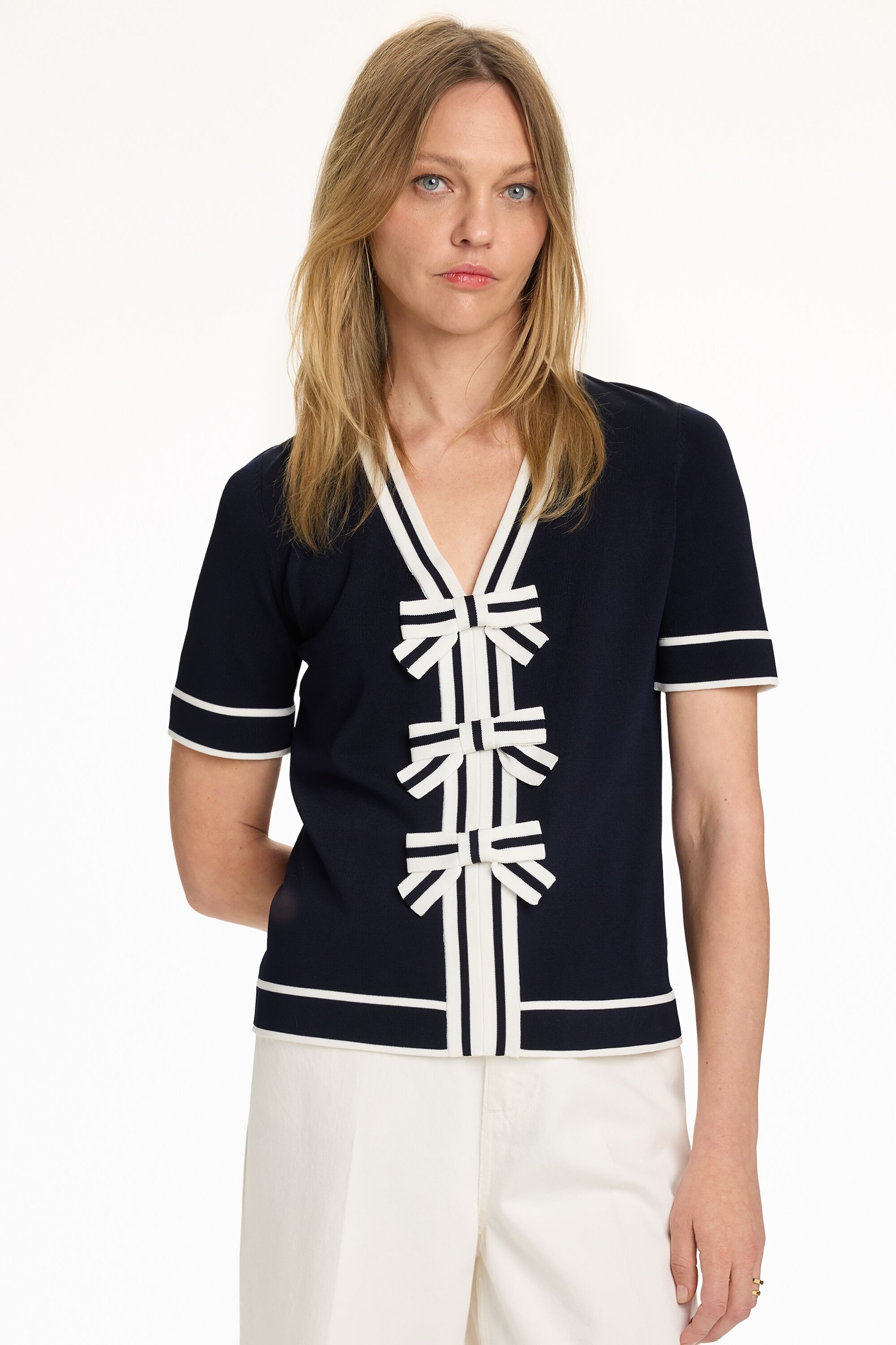 Short-Sleeved Fitted Sweater with Bows