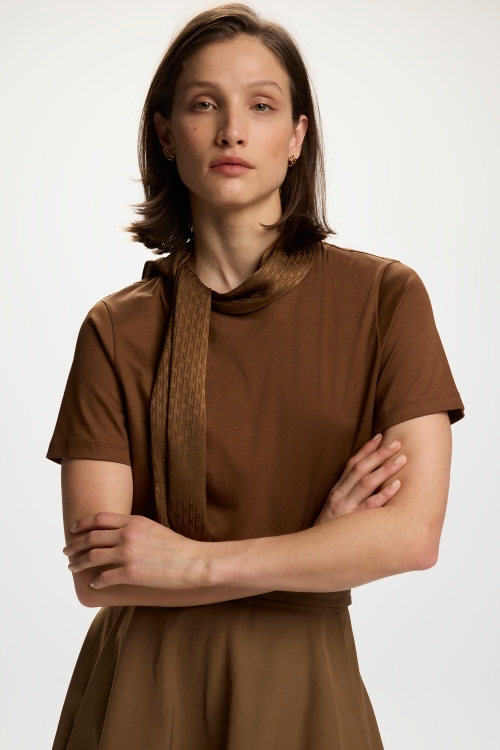 JERSEY STRAIGHT-FIT T-SHIRT WITH CH SCARF