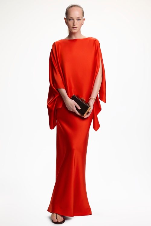 VESTIDO LARGO DE CREPÉ SATÉN CON CAPELINA