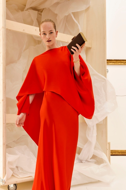VESTIDO LARGO DE CREPÉ SATÉN CON CAPELINA