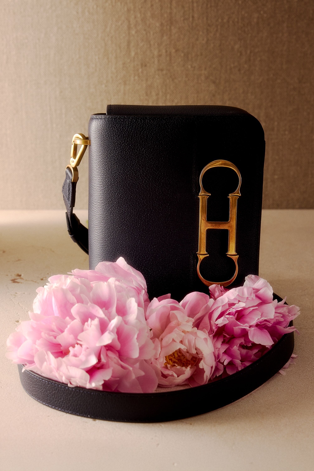 INITIALS INSIGNIA | MEDIUM SHOULDER BAG