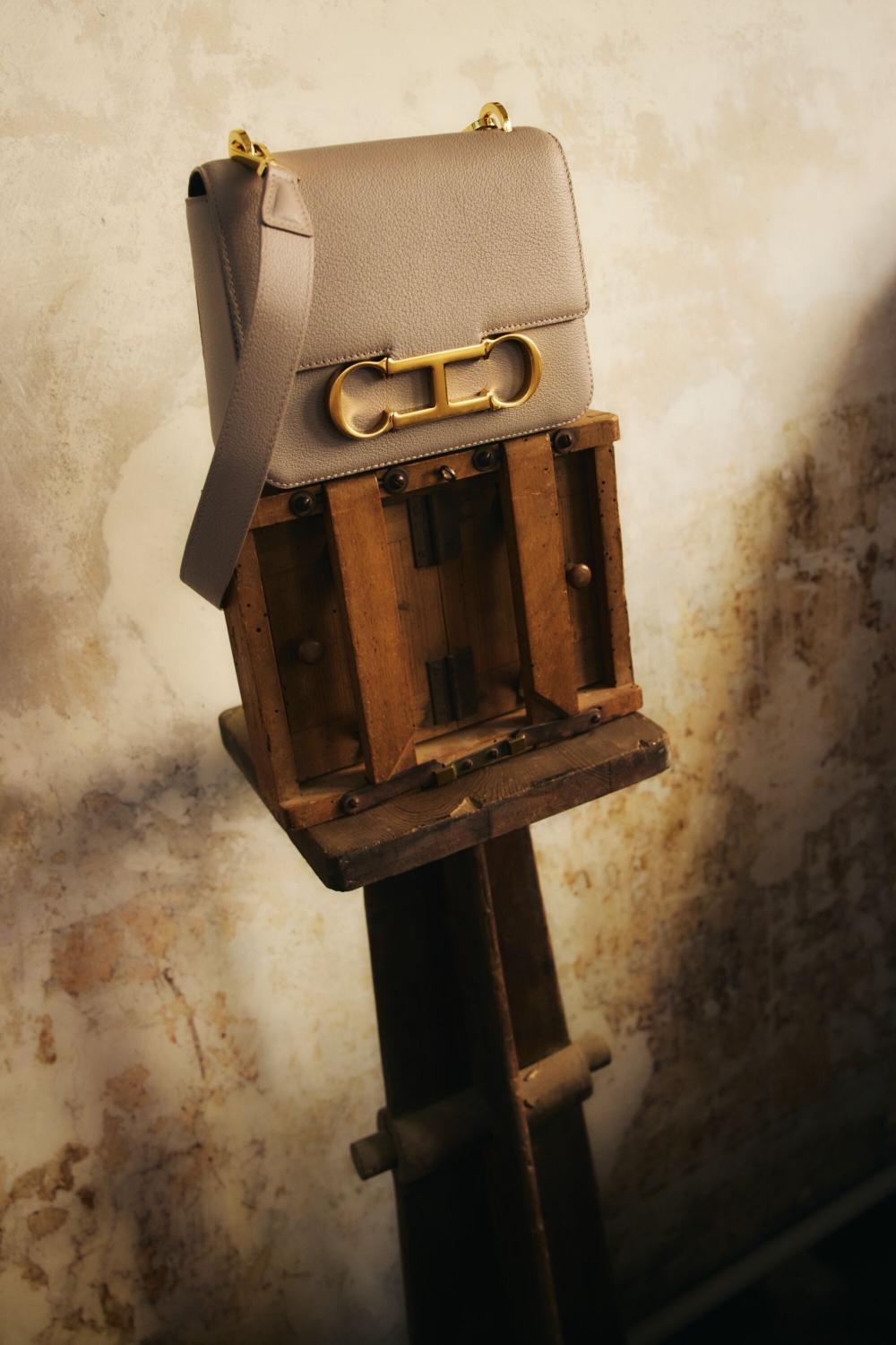 INITIALS INSIGNIA | MEDIUM SHOULDER BAG