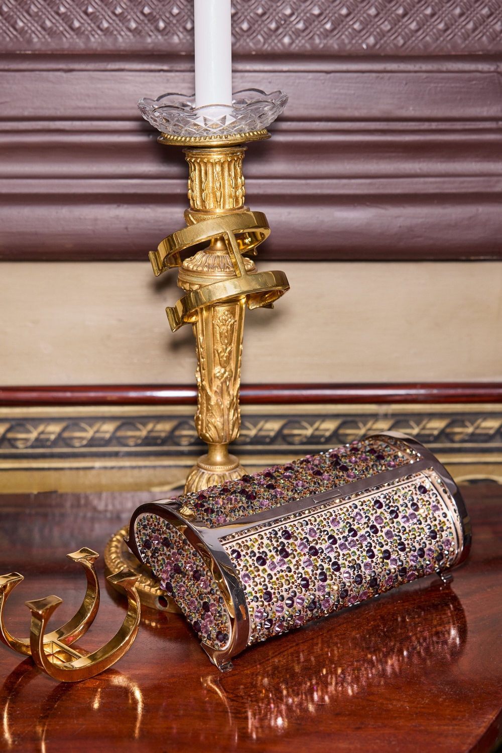 METROPOLITAN INSIGNIA | MEDIUM CLUTCH