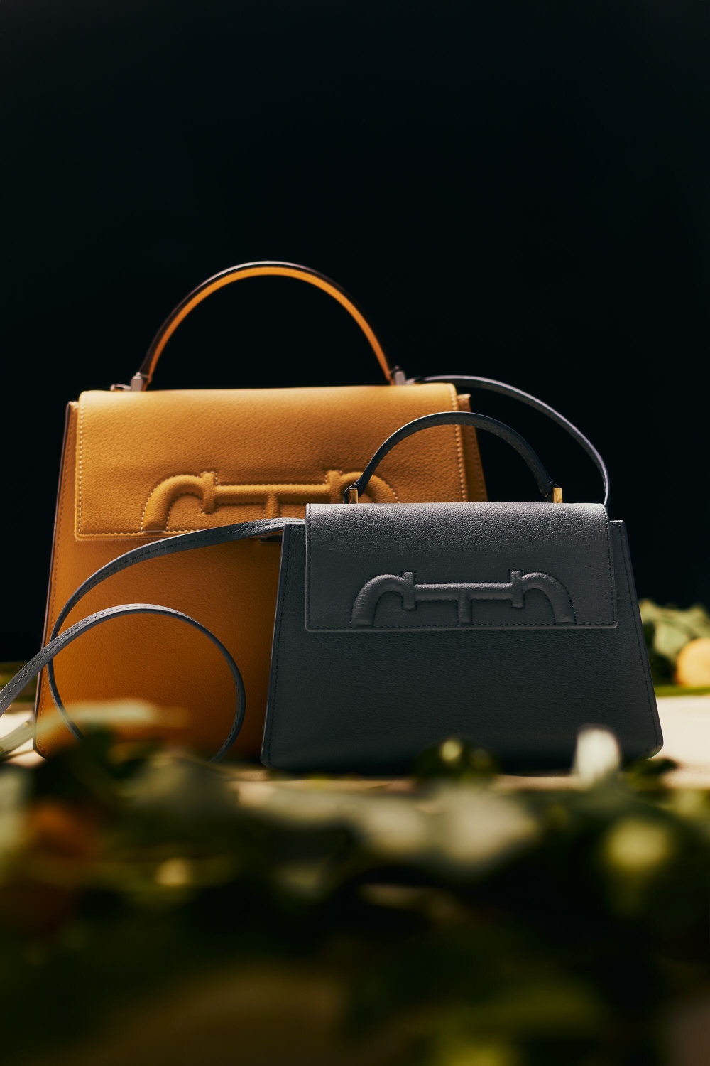 DOMA INSIGNIA SATCHEL | BOLSO DE MANO MEDIANO