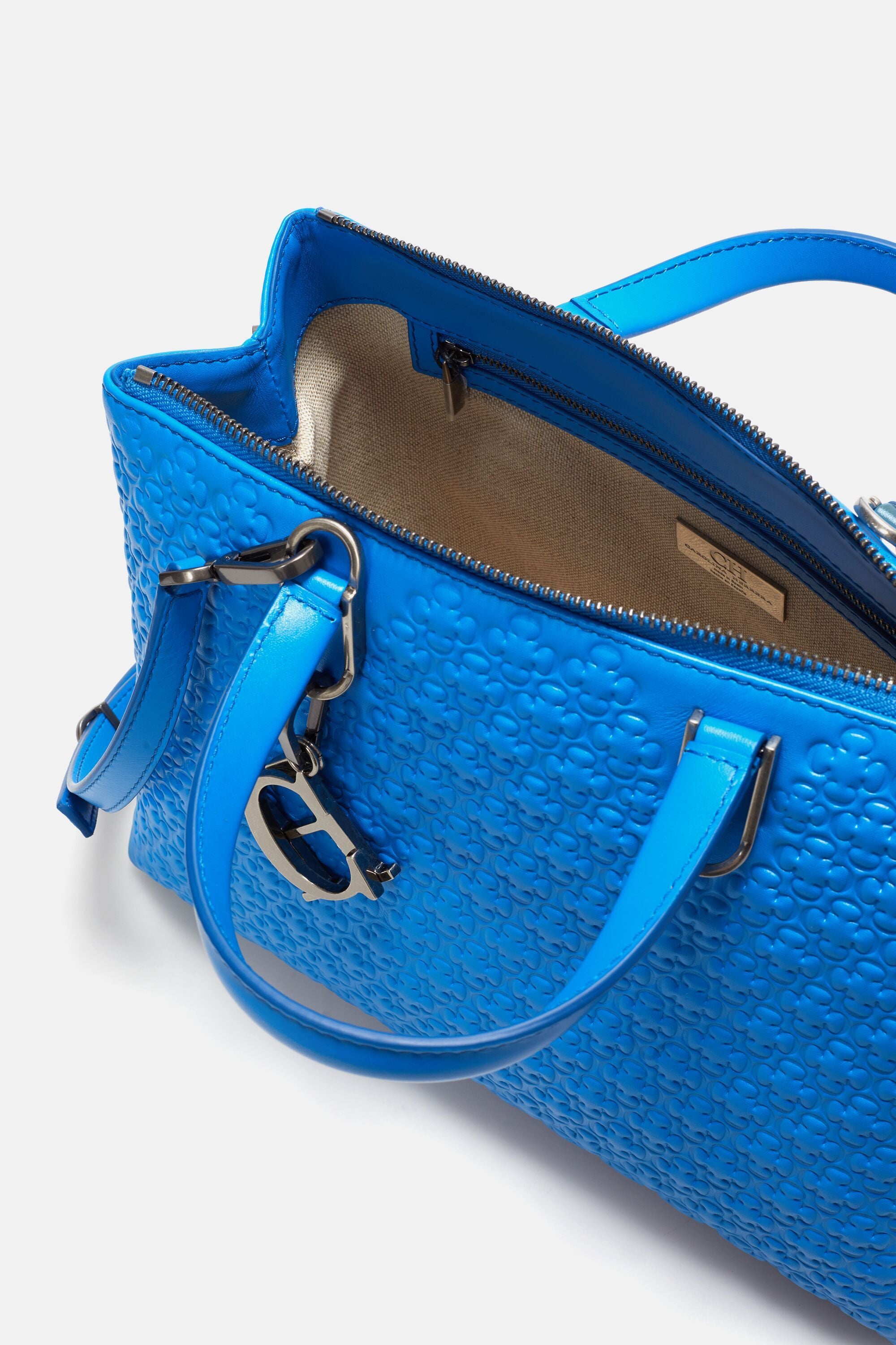 Además Práctico Antecedente Dame Camelot | Medium shoulder bag lapis lazuli - CH Carolina Herrera  Luxembourg