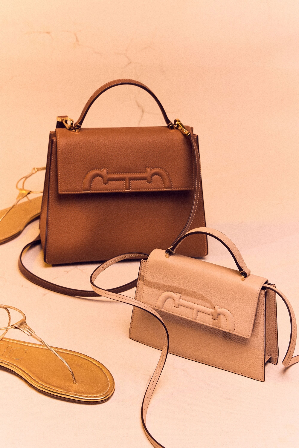DOMA INSIGNIA SATCHEL | BOLSO DE MANO MEDIANO