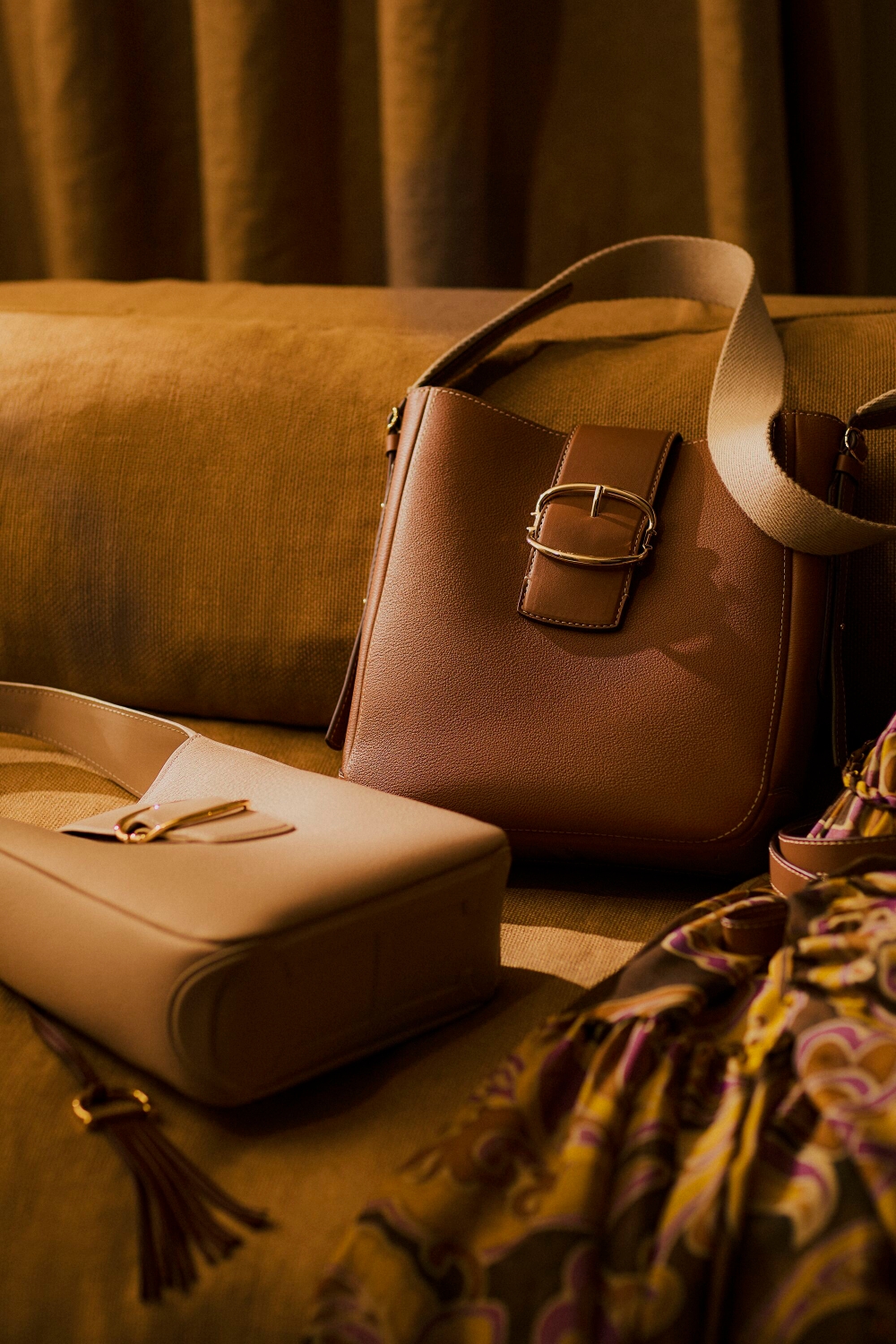 CHARNELA INSIGNIA CROSSBODY | BOLSO BANDOLERA GRANDE