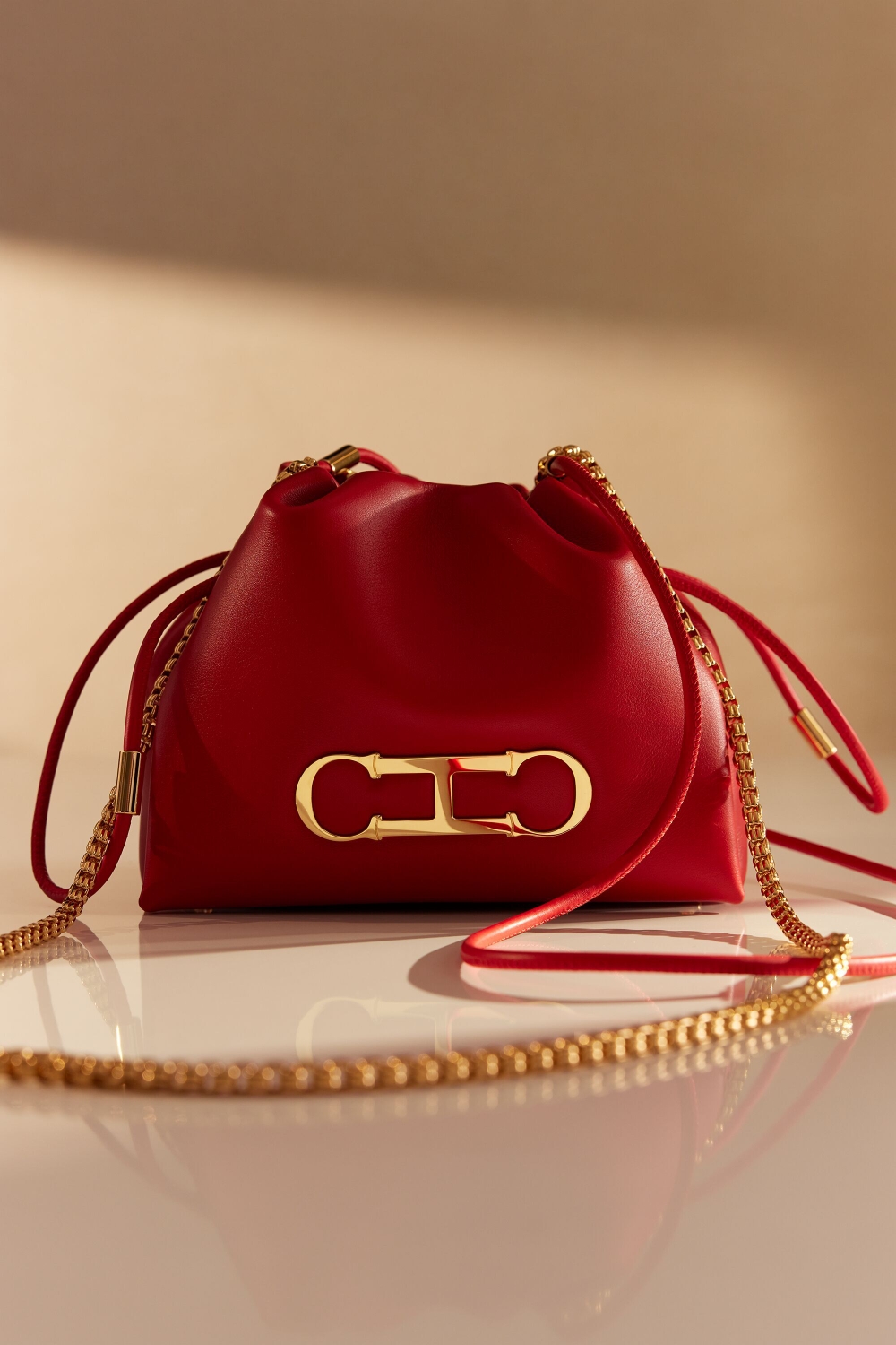 INITIALS INSIGNIA SOFT BUCKET | BOLSO BANDOLERA PEQUEÑO