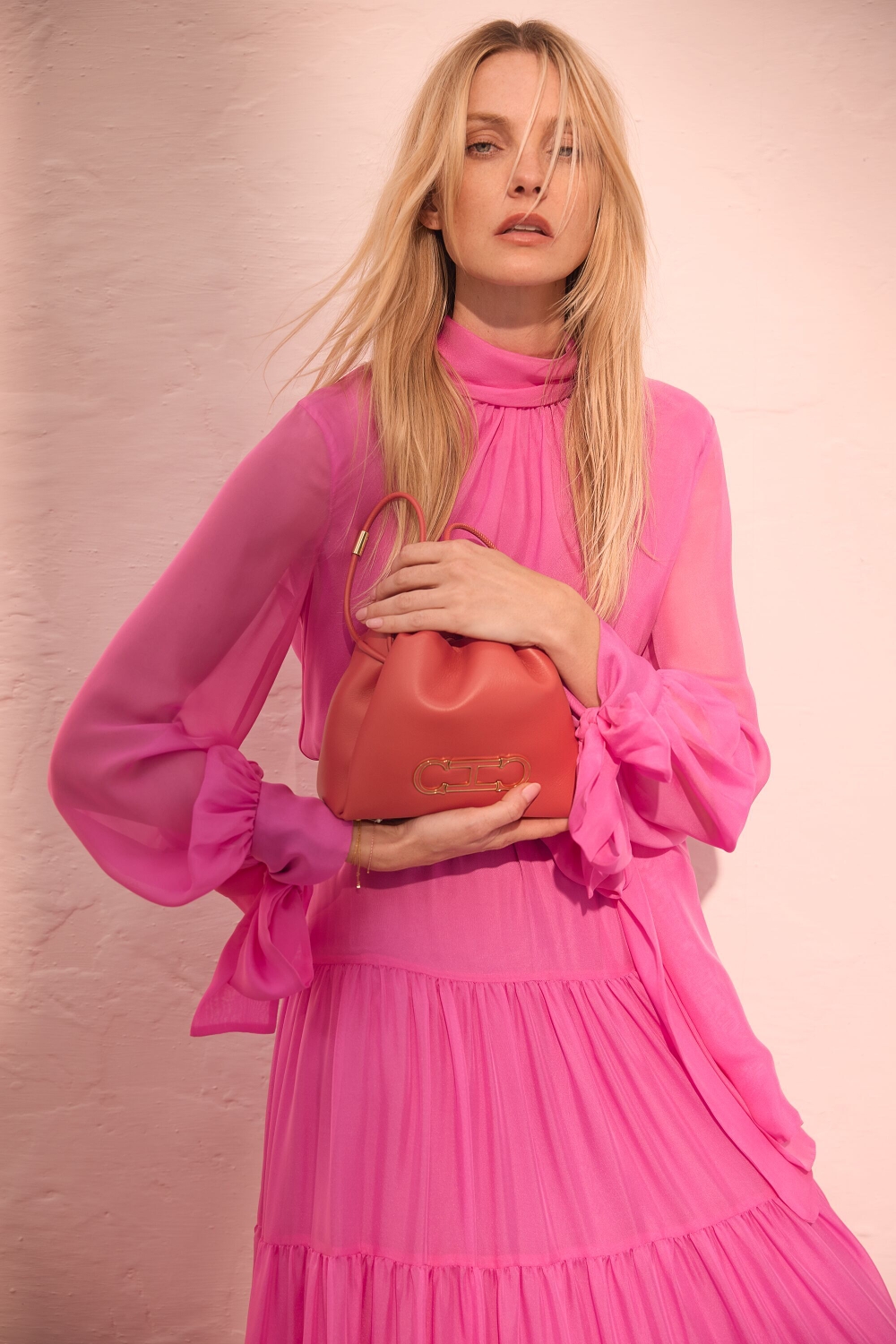 INITIALS INSIGNIA SOFT BUCKET | BOLSO BANDOLERA PEQUEÑO