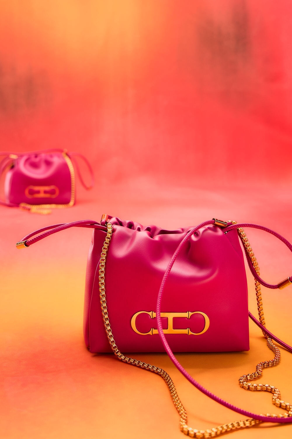 INITIALS INSIGNIA SOFT BUCKET | BOLSO BANDOLERA PEQUEÑO