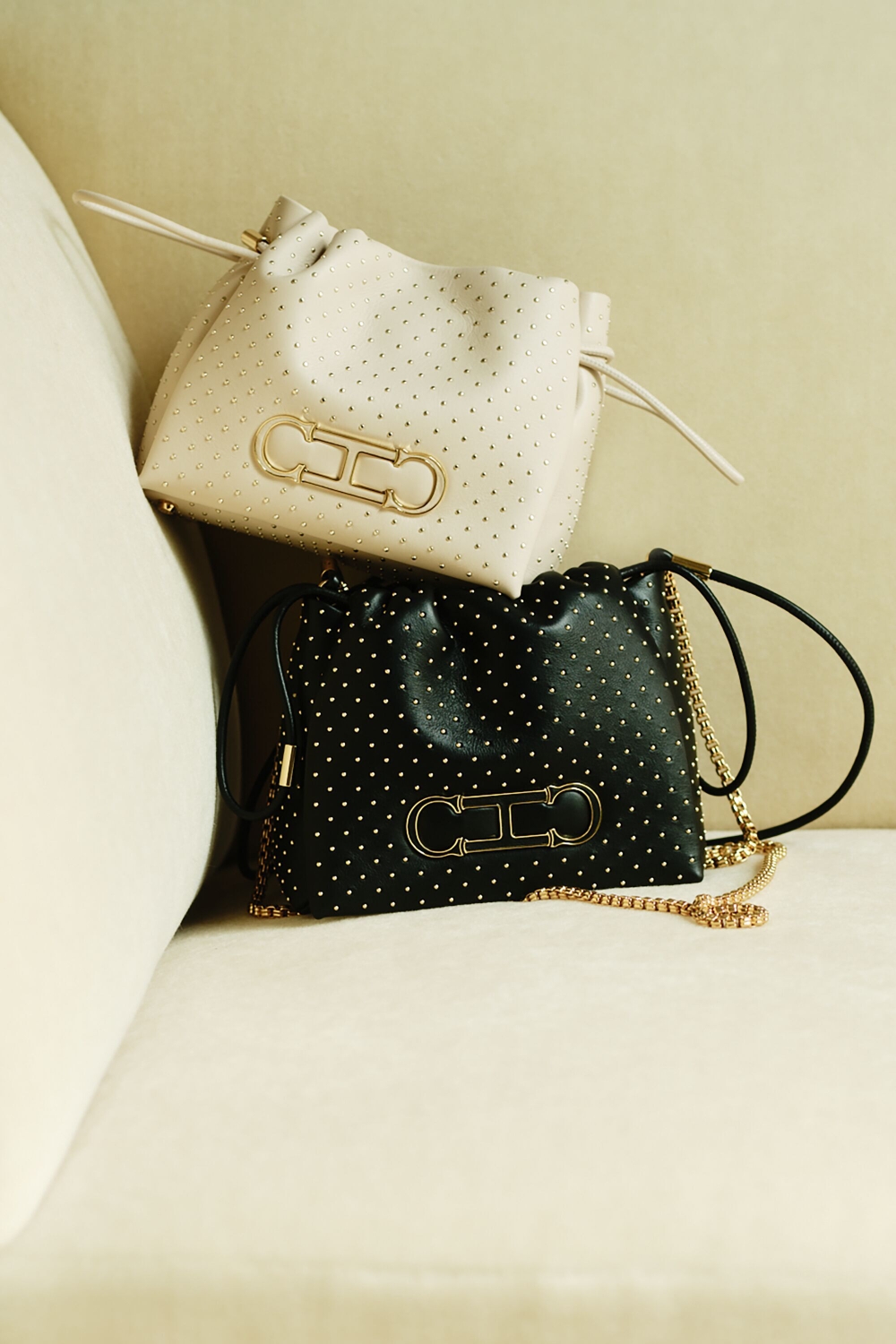 INITIALS INSIGNIA SOFT BUCKET | BOLSO BANDOLERA PEQUEÑO