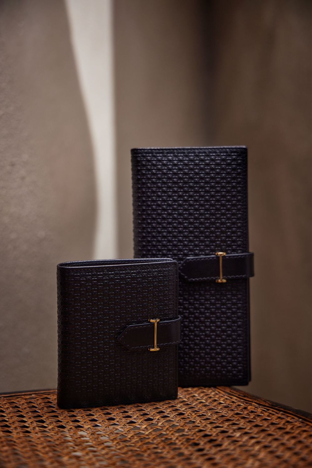 INSIGNIA | FOLD-OVER AMERICAN WALLET