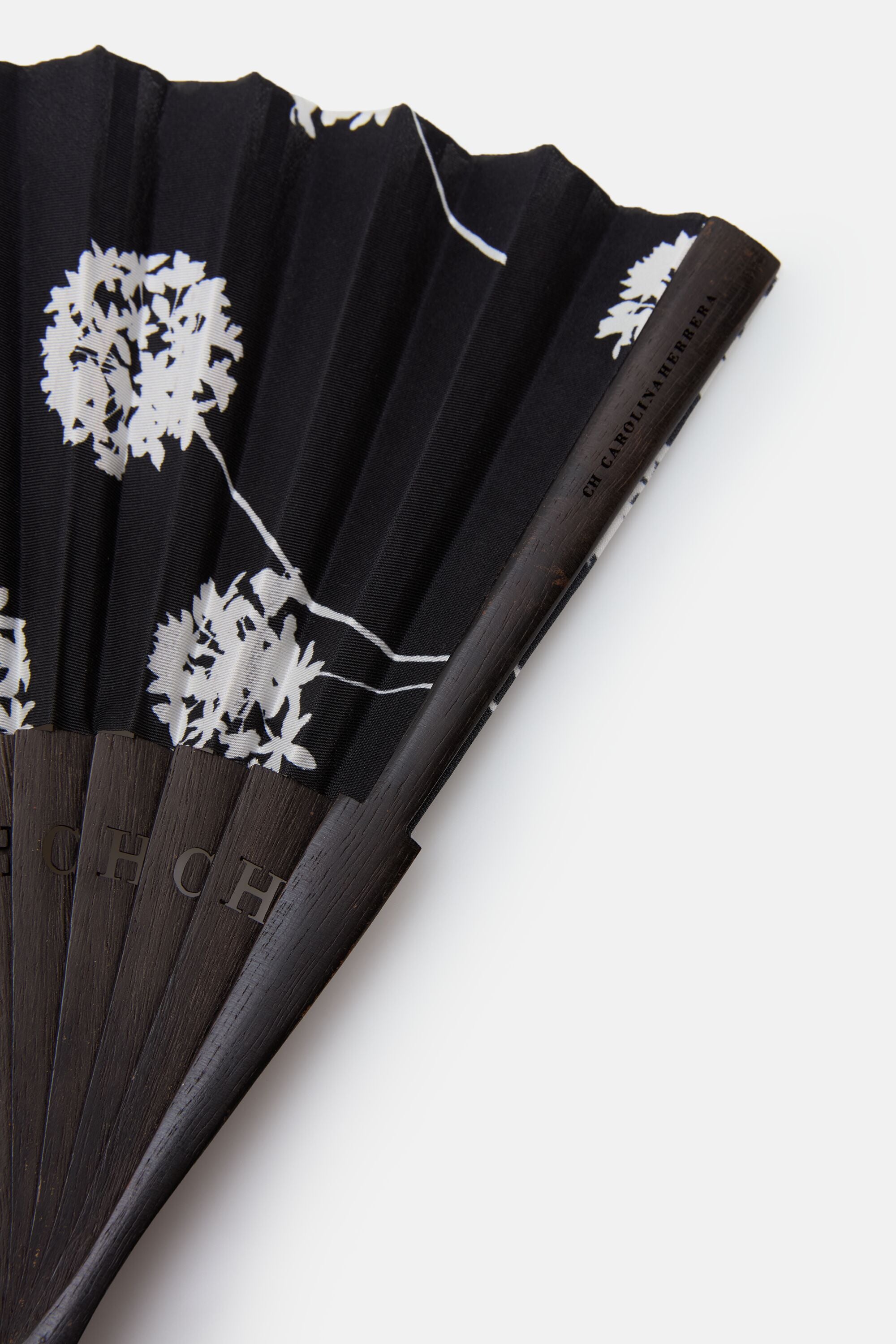 Jasmine Biznaga hand fan black/ivory - CH Carolina Herrera Luxembourg
